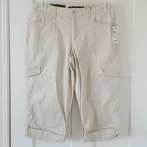 NWT Gloria Vanderbilt Khaki Capris. 8